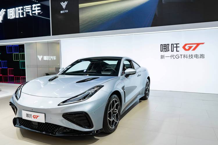 成都268哪吒汽车在智能汽车领域的表现，领途汽车在新能源汽车市场中的影响力